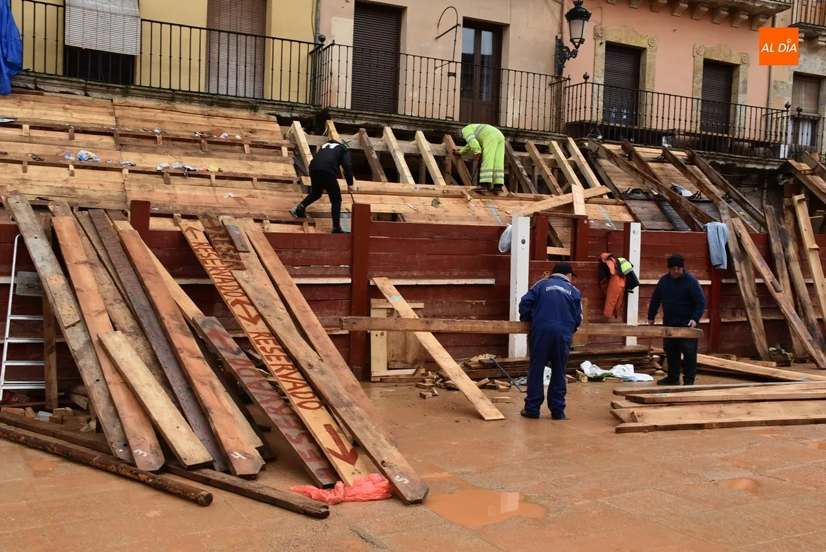 Foto 6 - La lluvia tambi&eacute;n visita parte del veloz desmontaje de los tablaos de la Plaza Mayor