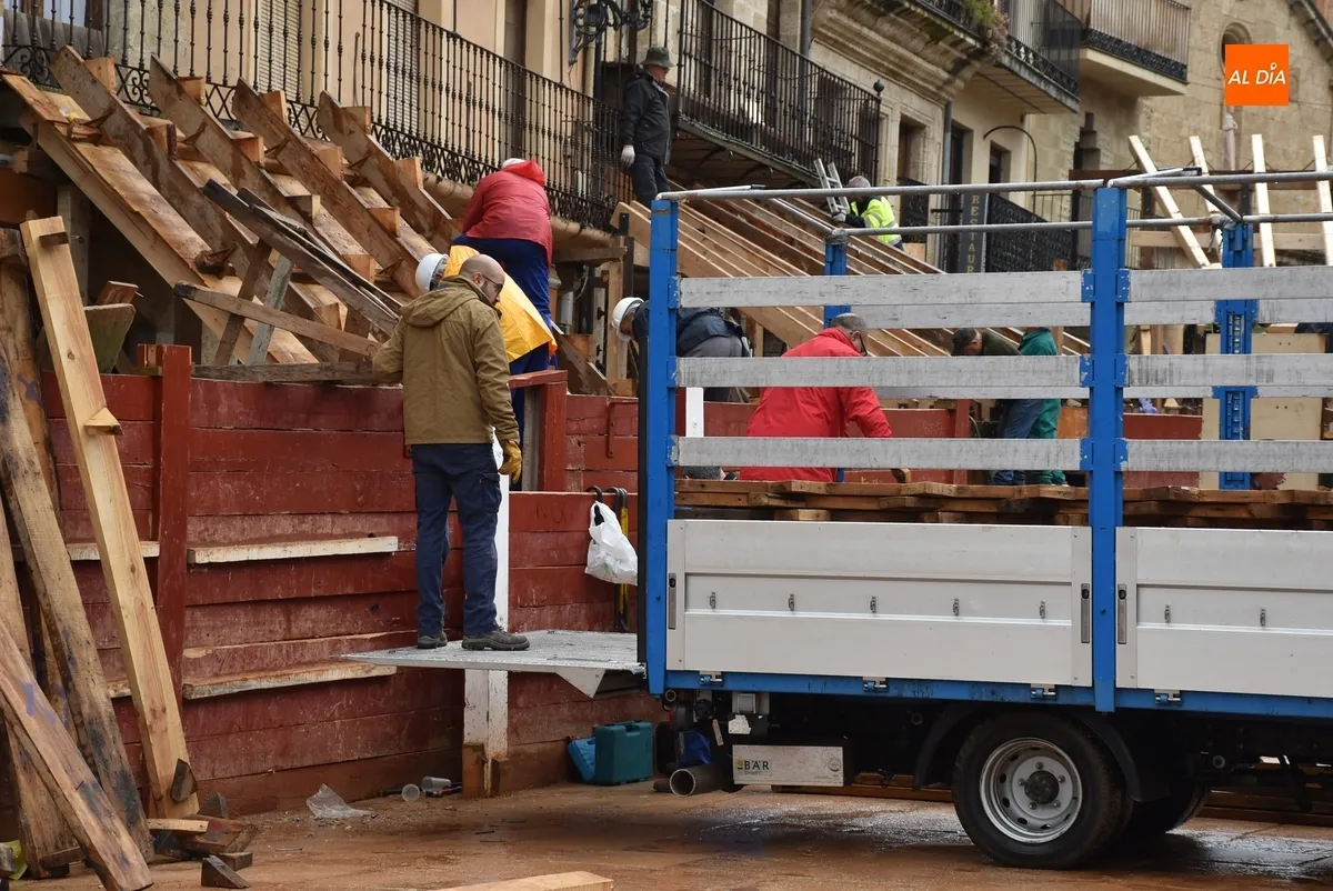 Foto 8 - La lluvia tambi&eacute;n visita parte del veloz desmontaje de los tablaos de la Plaza Mayor