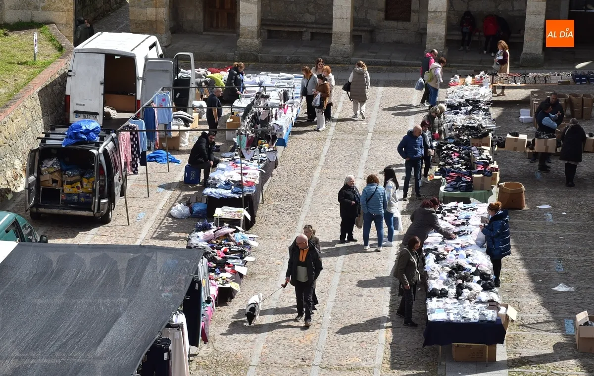 Foto 3 - El mercadillo sabatino recupera la normalidad tras completarse la retirada de las casetas