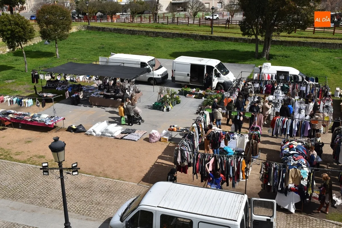 Foto 4 - El mercadillo sabatino recupera la normalidad tras completarse la retirada de las casetas