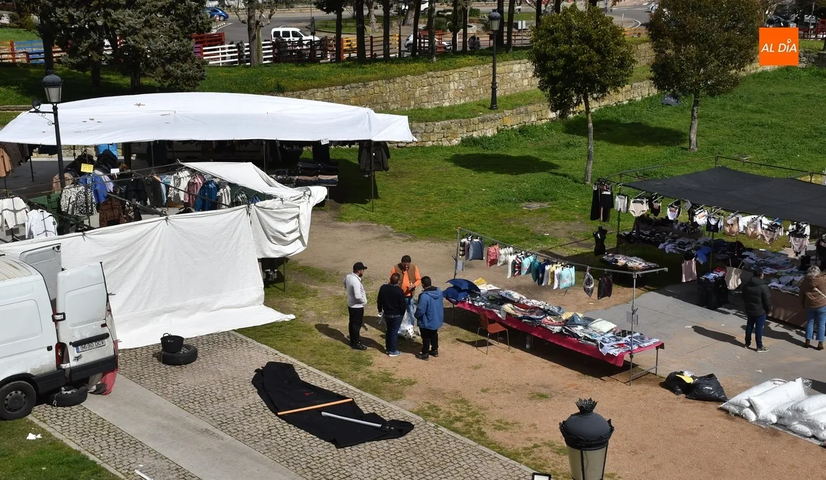Foto 5 - El mercadillo sabatino recupera la normalidad tras completarse la retirada de las casetas