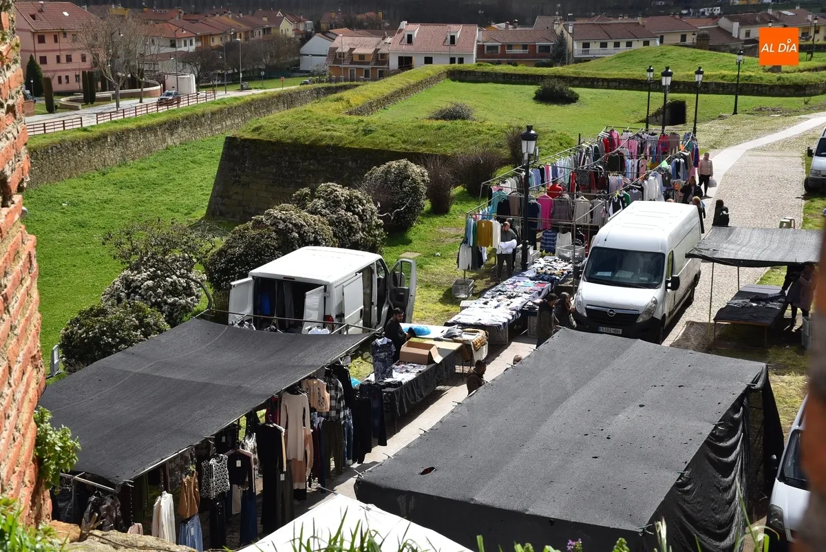 Foto 6 - El mercadillo sabatino recupera la normalidad tras completarse la retirada de las casetas