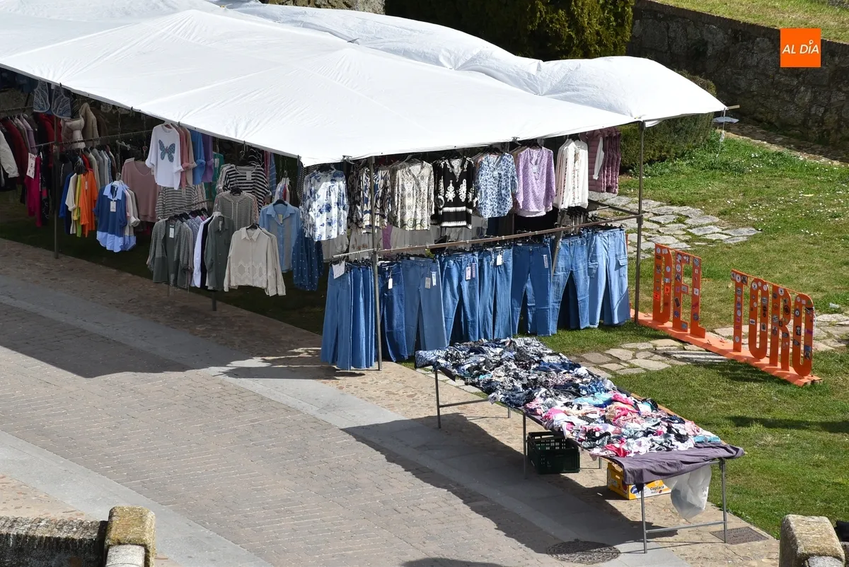 Foto 8 - El mercadillo sabatino recupera la normalidad tras completarse la retirada de las casetas