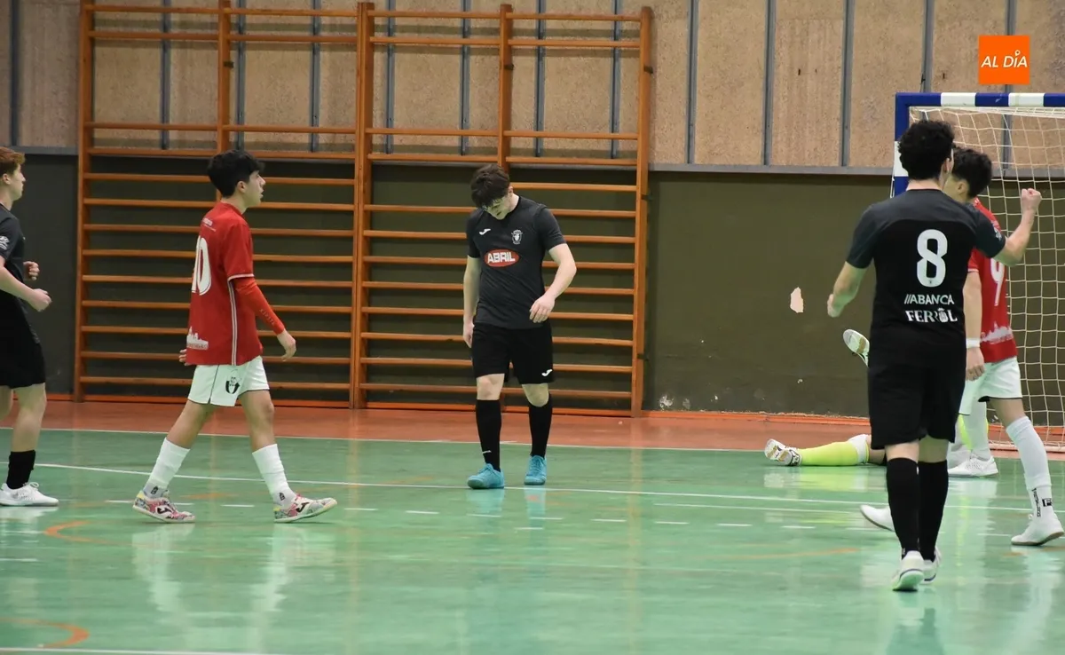 Foto 5 - El III Juvenil pierde ante los certeros golpes de O Parrulo tras haber hecho lo que parec&iacute;a m&aacute;s dif&iacute;cil