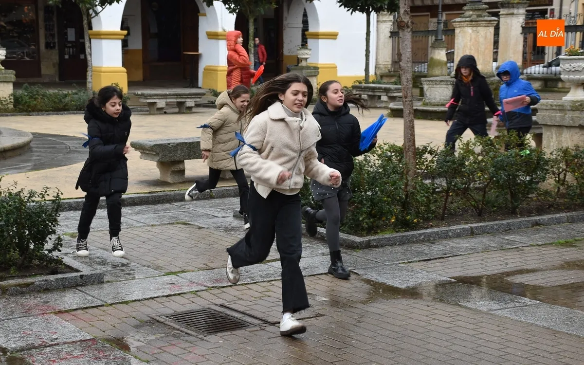 Foto 4 - Una veintena de chavales compite por buscar el marrano perdido de la matanza tradicional