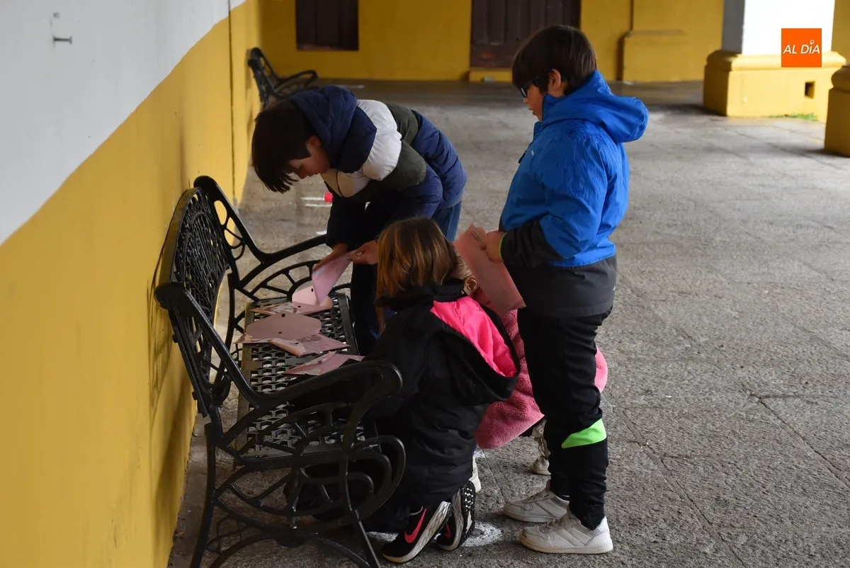 Foto 6 - Una veintena de chavales compite por buscar el marrano perdido de la matanza tradicional
