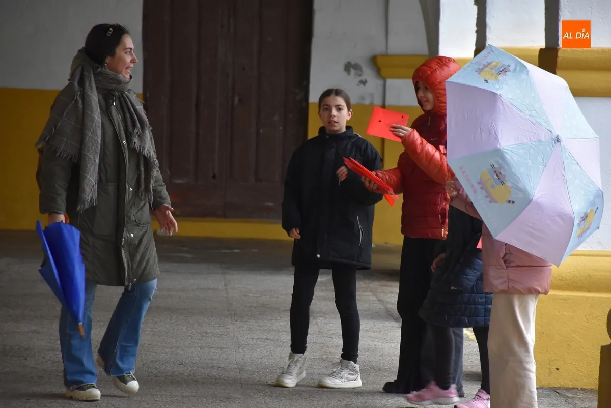 Foto 9 - Una veintena de chavales compite por buscar el marrano perdido de la matanza tradicional
