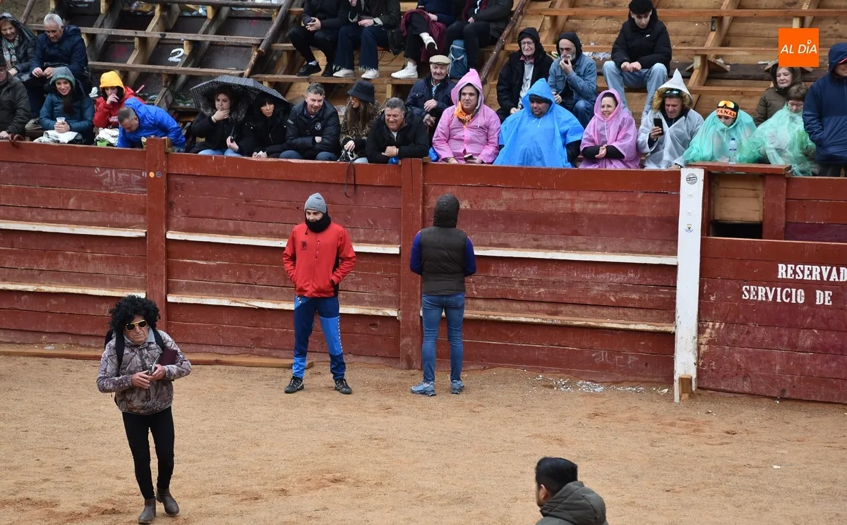 Foto 3 - La lluvia obliga a pasar a cubierto buena parte del Lunes de Carnaval