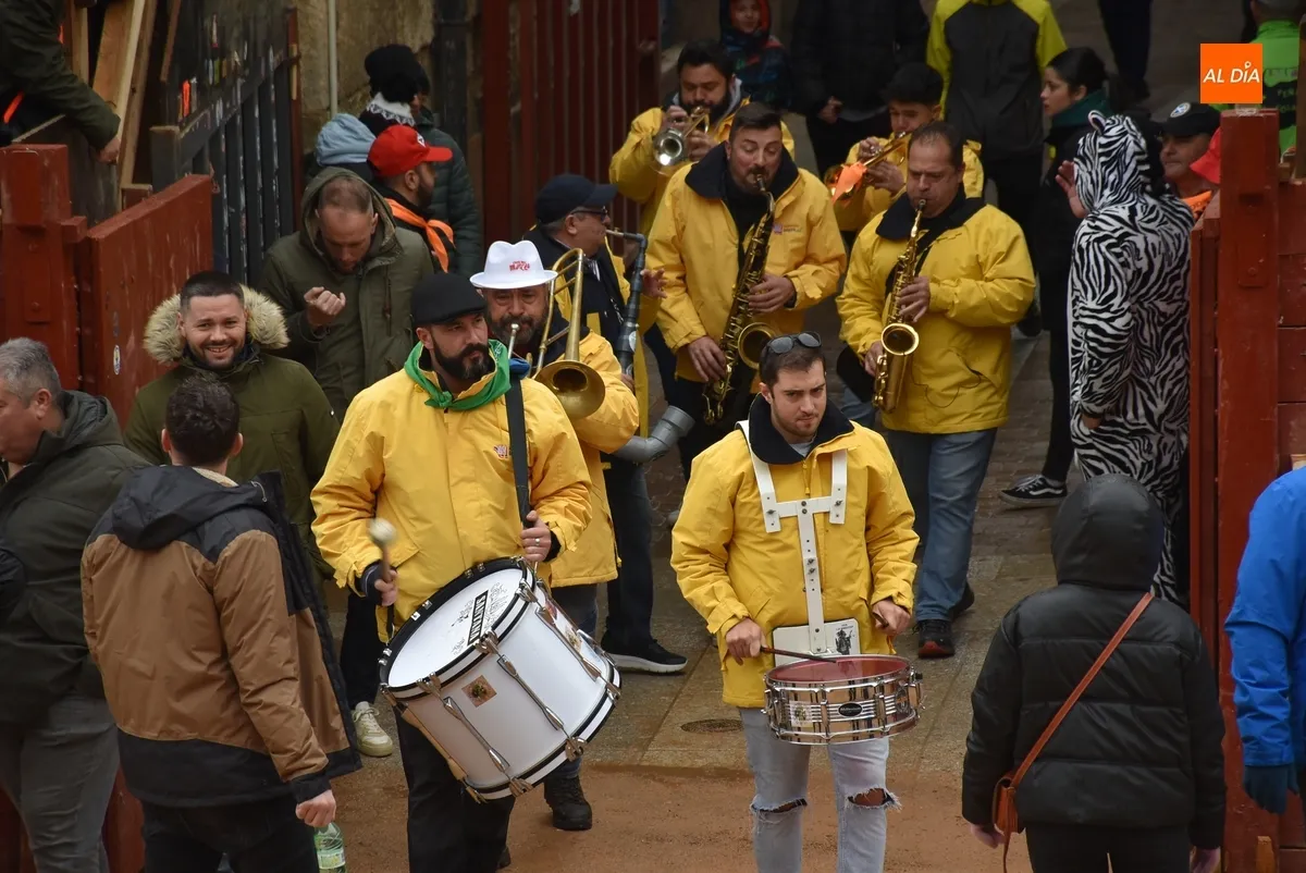 Foto 5 - La lluvia obliga a pasar a cubierto buena parte del Lunes de Carnaval