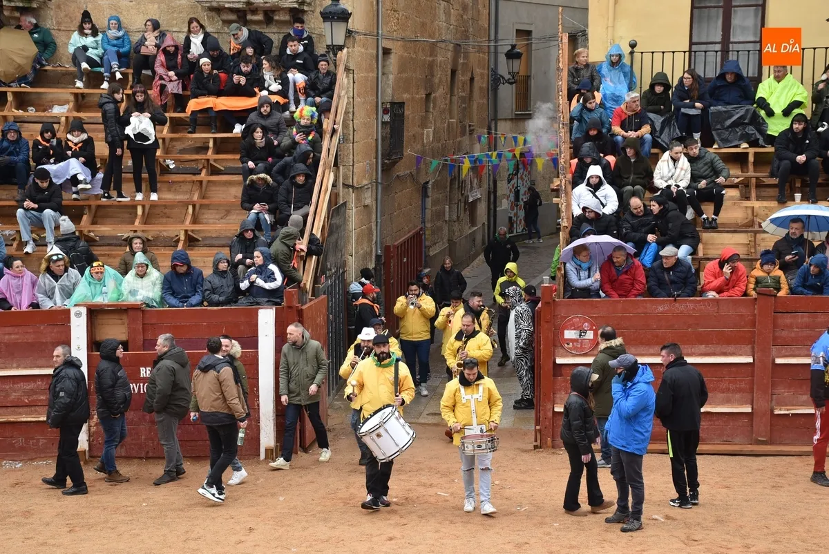 Foto 6 - La lluvia obliga a pasar a cubierto buena parte del Lunes de Carnaval
