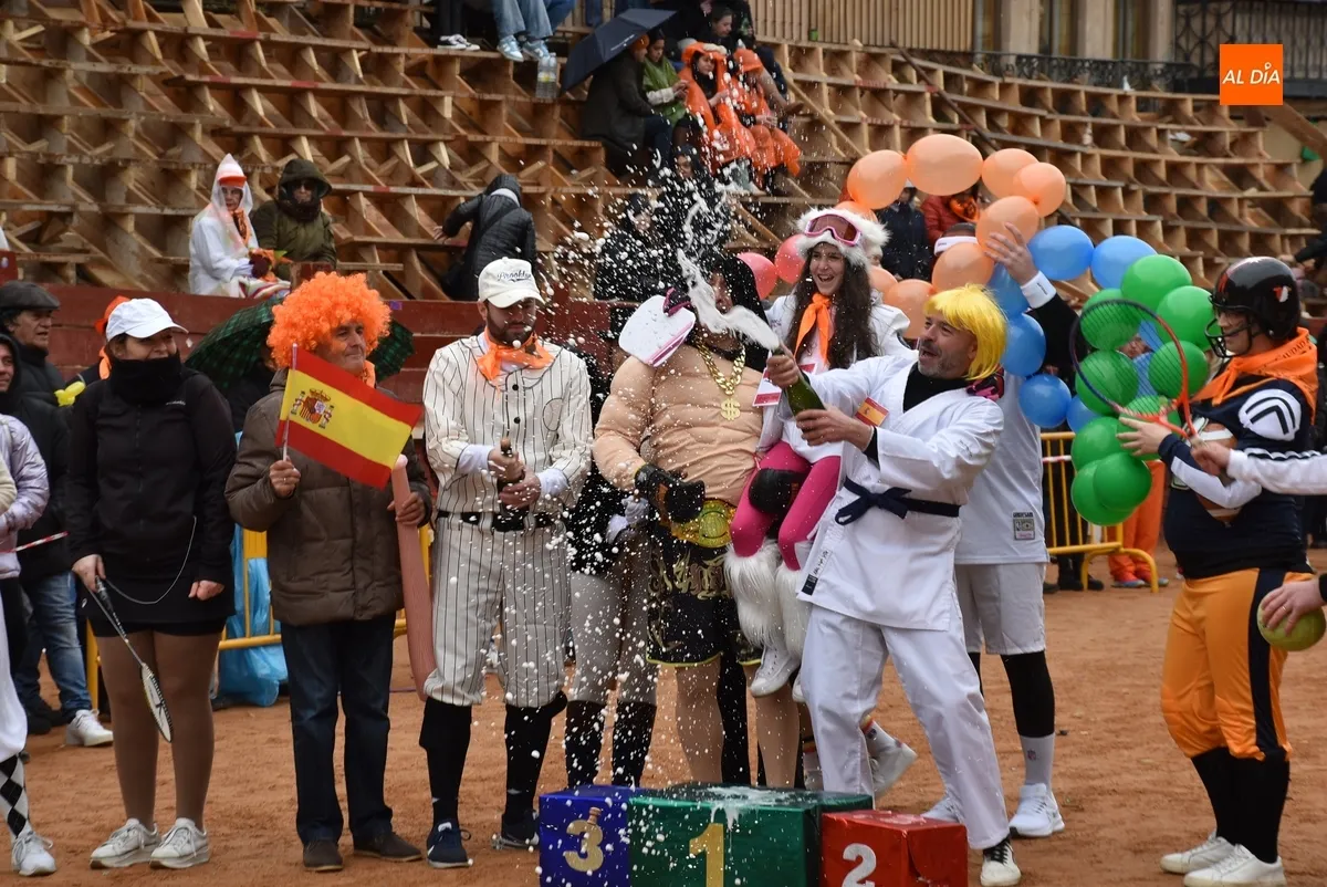 Foto 2 - La lluvia acompa&ntilde;a un desfile de disfraces con mayor participaci&oacute;n en el que intervino hasta Trump