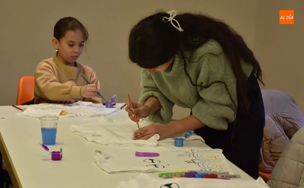 Foto 3 - 21 ni&ntilde;as y j&oacute;venes aprenden a customizar camisetas