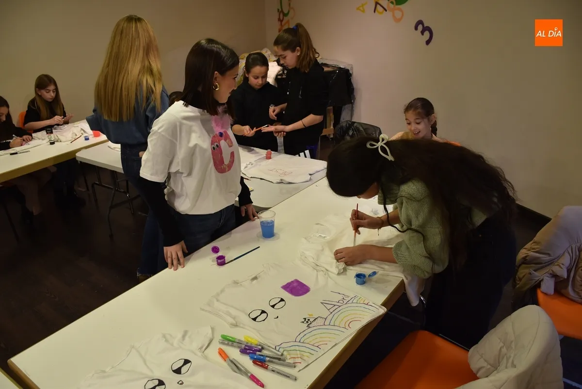 Foto 4 - 21 ni&ntilde;as y j&oacute;venes aprenden a customizar camisetas