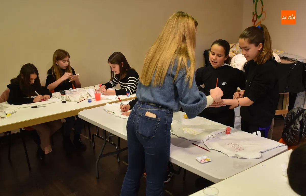Foto 5 - 21 ni&ntilde;as y j&oacute;venes aprenden a customizar camisetas
