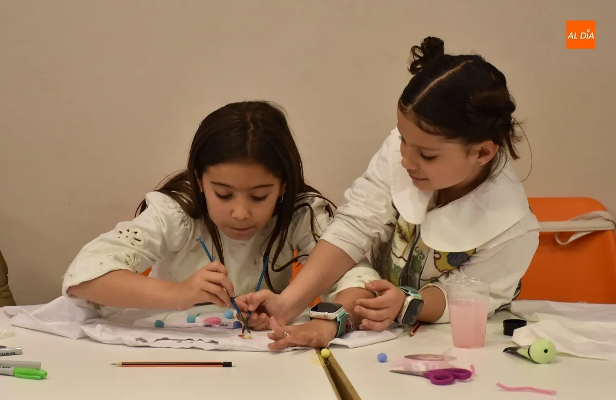 Foto 7 - 21 ni&ntilde;as y j&oacute;venes aprenden a customizar camisetas