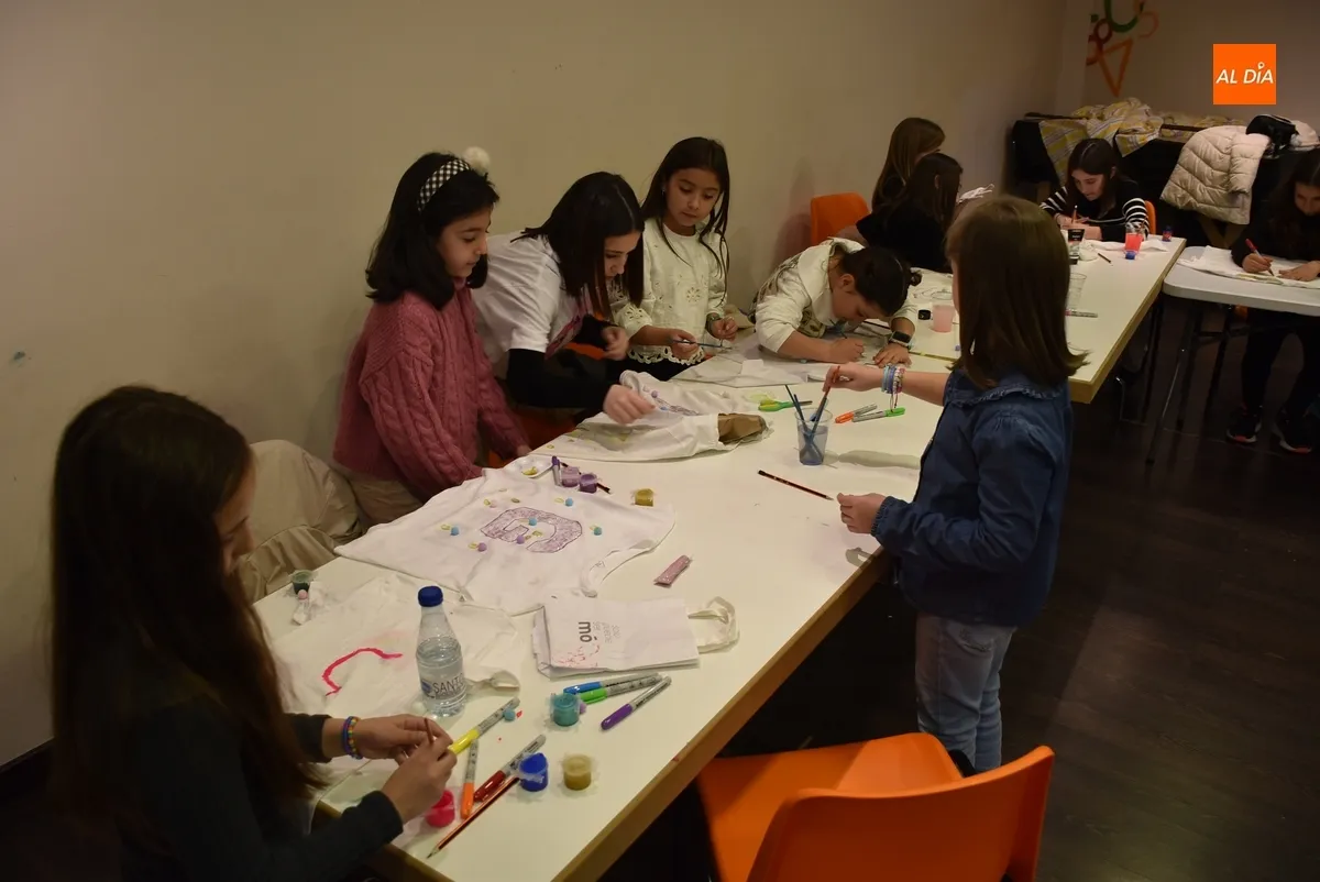 Foto 8 - 21 ni&ntilde;as y j&oacute;venes aprenden a customizar camisetas