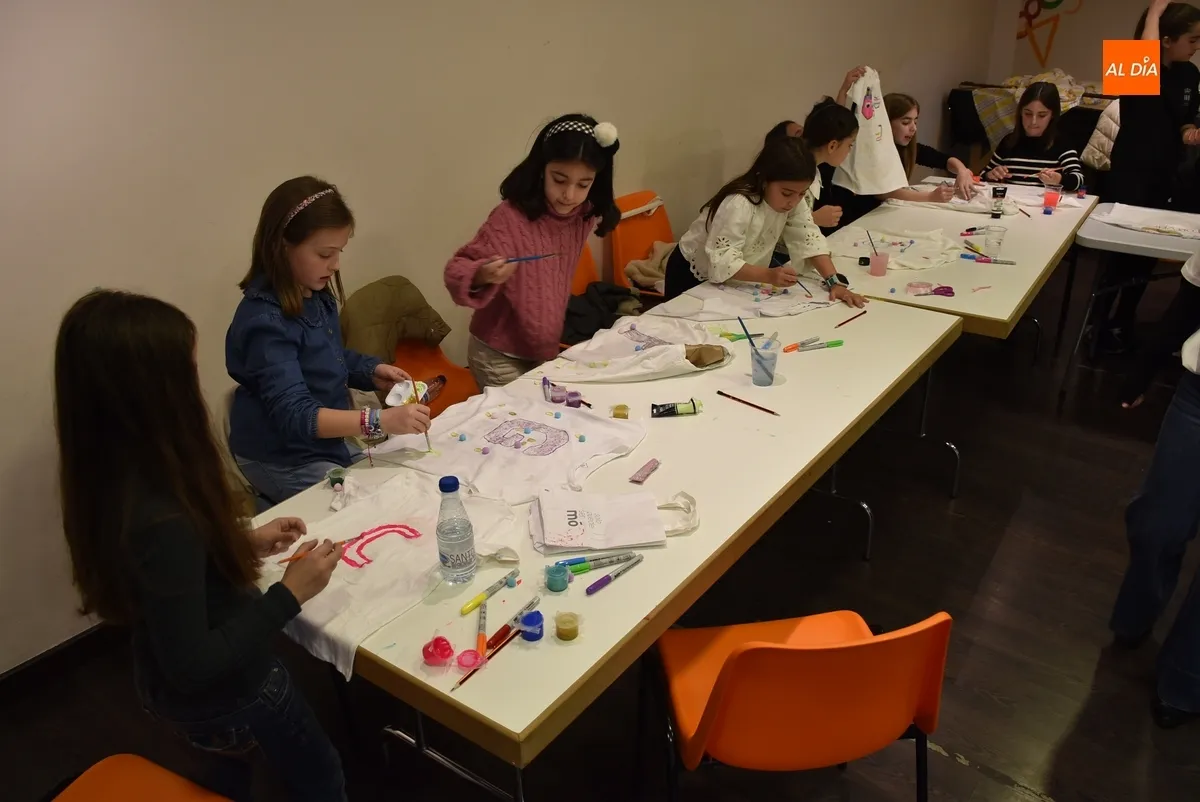 Foto 11 - 21 ni&ntilde;as y j&oacute;venes aprenden a customizar camisetas
