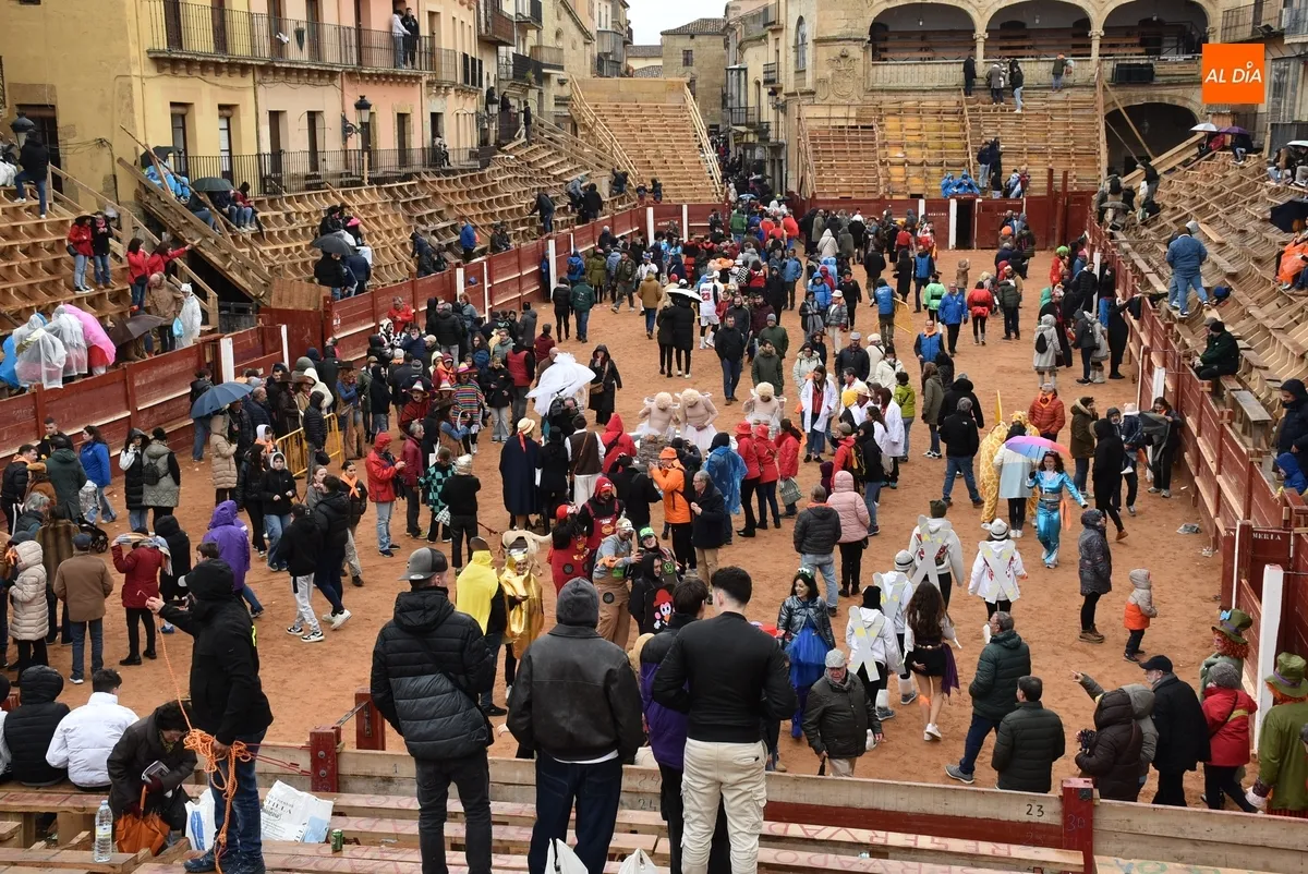 Foto 2 - La lluvia altera la din&aacute;mica de la multitudinaria invasi&oacute;n for&aacute;nea de j&oacute;venes