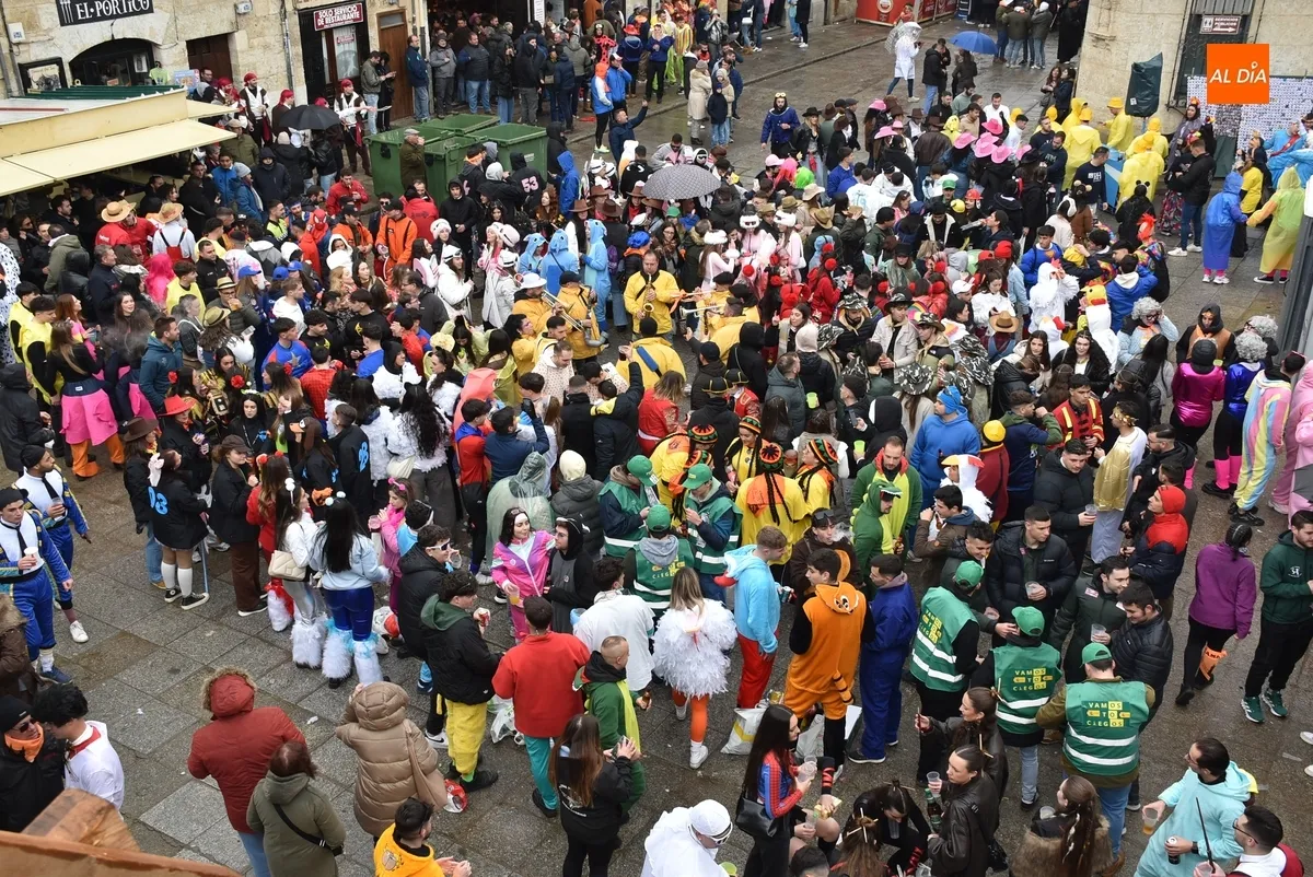 Foto 4 - La lluvia altera la din&aacute;mica de la multitudinaria invasi&oacute;n for&aacute;nea de j&oacute;venes