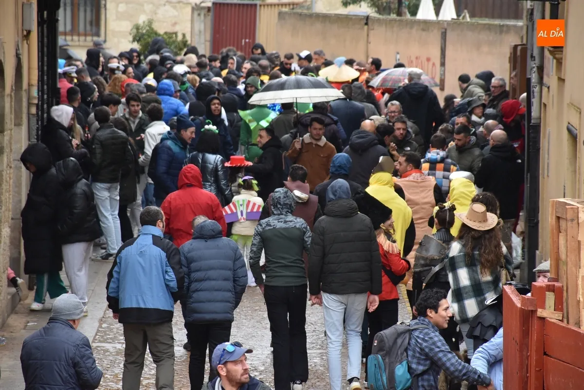 Foto 5 - La lluvia altera la din&aacute;mica de la multitudinaria invasi&oacute;n for&aacute;nea de j&oacute;venes