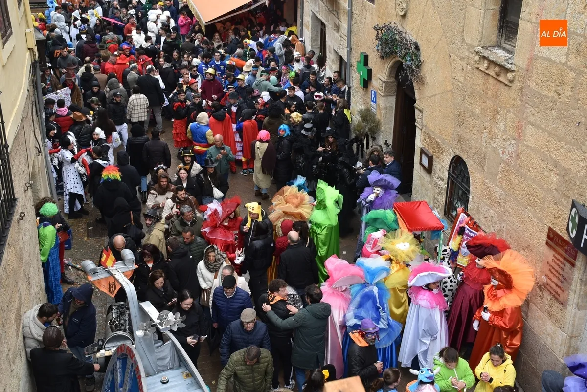 Foto 6 - La lluvia altera la din&aacute;mica de la multitudinaria invasi&oacute;n for&aacute;nea de j&oacute;venes
