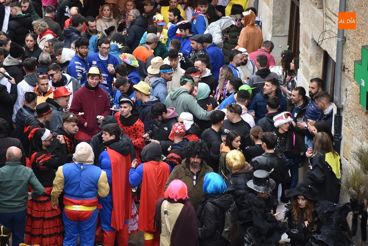 Foto 7 - La lluvia altera la din&aacute;mica de la multitudinaria invasi&oacute;n for&aacute;nea de j&oacute;venes