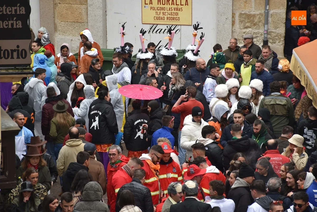 Foto 8 - La lluvia altera la din&aacute;mica de la multitudinaria invasi&oacute;n for&aacute;nea de j&oacute;venes