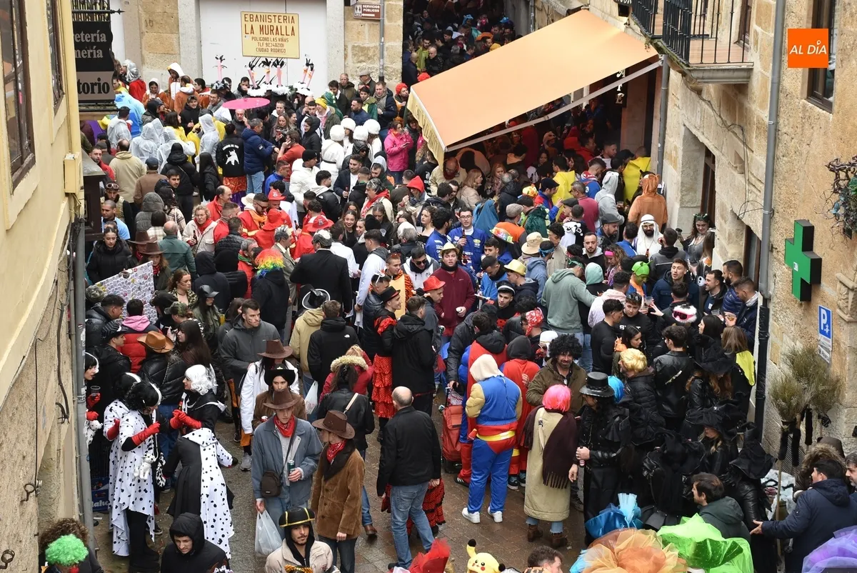 Foto 9 - La lluvia altera la din&aacute;mica de la multitudinaria invasi&oacute;n for&aacute;nea de j&oacute;venes
