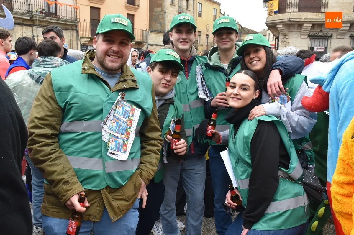 Foto 10 - La lluvia altera la din&aacute;mica de la multitudinaria invasi&oacute;n for&aacute;nea de j&oacute;venes