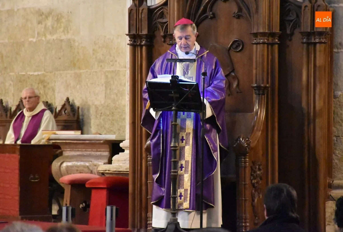 Foto 2 - El Obispo impone la Ceniza en la Catedral como arranque de la Cuaresma