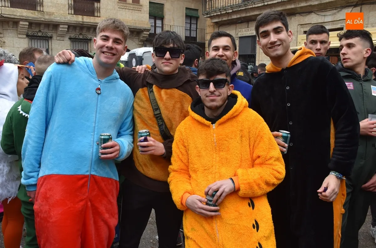 Foto 11 - La lluvia altera la din&aacute;mica de la multitudinaria invasi&oacute;n for&aacute;nea de j&oacute;venes