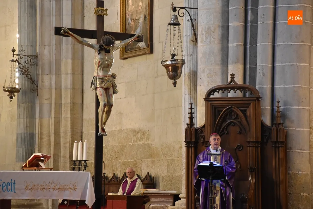 Foto 3 - El Obispo impone la Ceniza en la Catedral como arranque de la Cuaresma