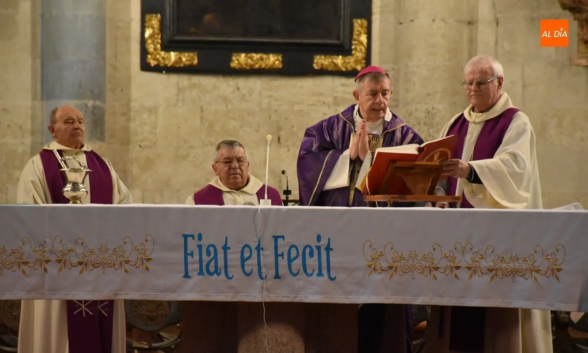 Foto 4 - El Obispo impone la Ceniza en la Catedral como arranque de la Cuaresma