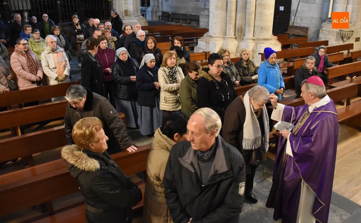 Foto 10 - El Obispo impone la Ceniza en la Catedral como arranque de la Cuaresma