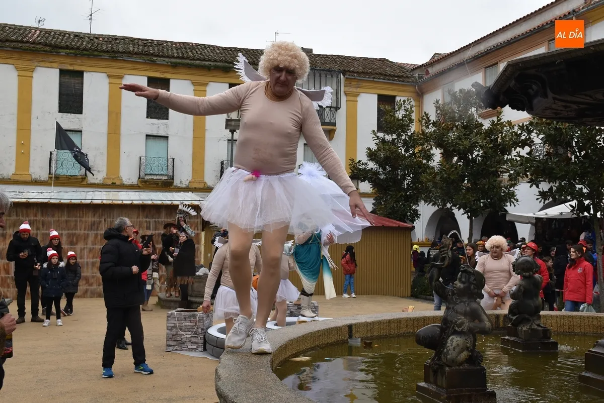 Foto 2 - Los angelitos de la Fuente recrean su disfraz en la propia Plazuela del Buen Alcalde