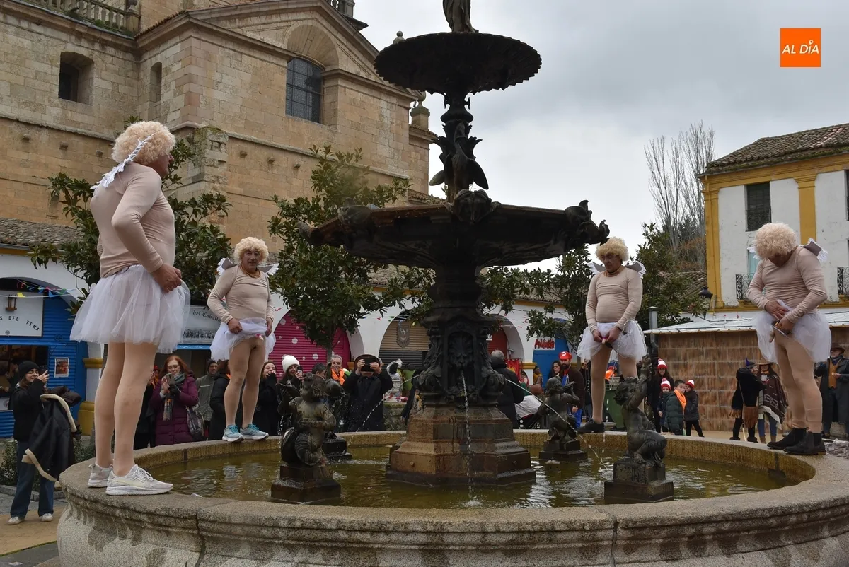 Foto 3 - Los angelitos de la Fuente recrean su disfraz en la propia Plazuela del Buen Alcalde