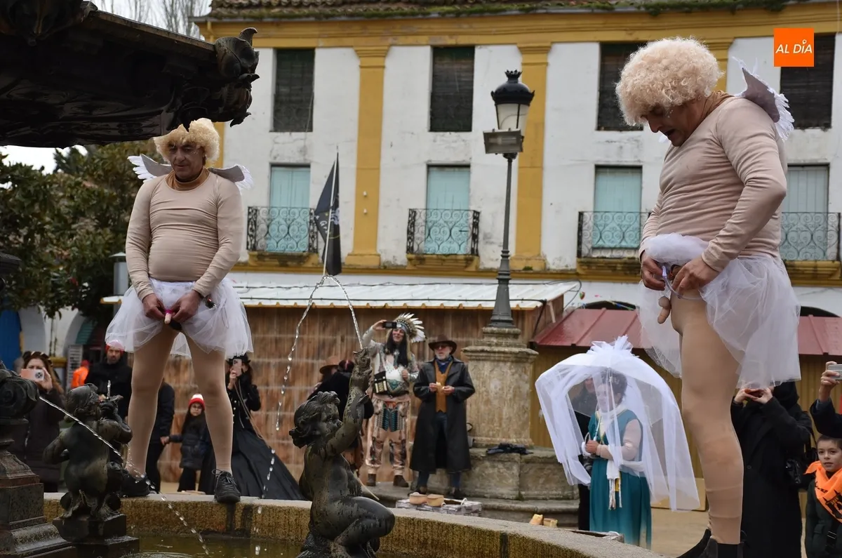 Foto 4 - Los angelitos de la Fuente recrean su disfraz en la propia Plazuela del Buen Alcalde