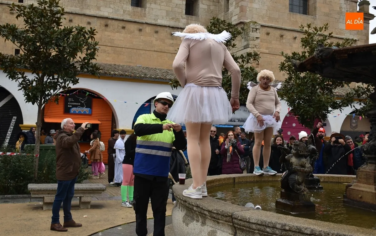 Foto 5 - Los angelitos de la Fuente recrean su disfraz en la propia Plazuela del Buen Alcalde