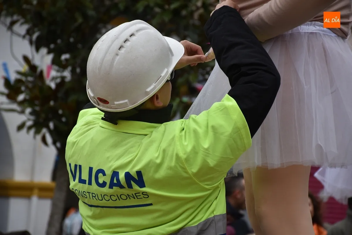 Foto 6 - Los angelitos de la Fuente recrean su disfraz en la propia Plazuela del Buen Alcalde