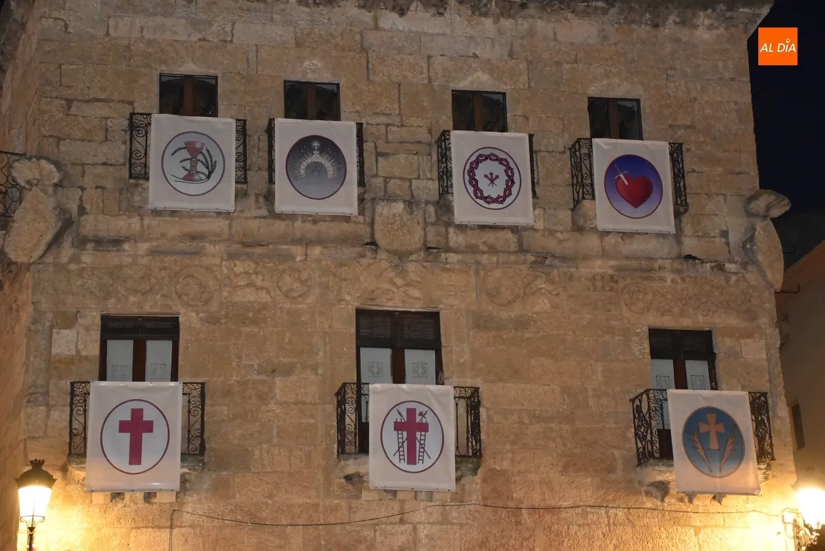Foto 3 - La Plaza Mayor ya luce los emblemas de las 7 Cofrad&iacute;as semanasanteras mirobrigenses