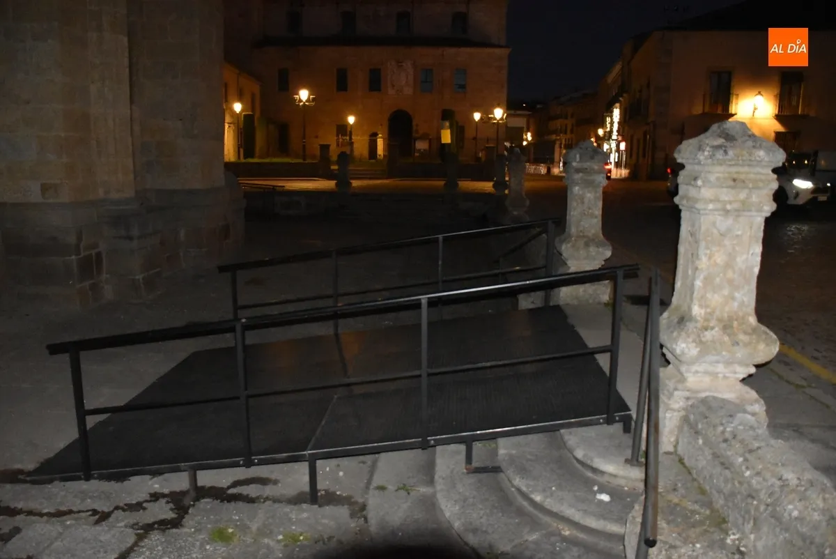 Foto 2 - La Plaza Mayor ya luce los emblemas de las 7 Cofrad&iacute;as semanasanteras mirobrigenses