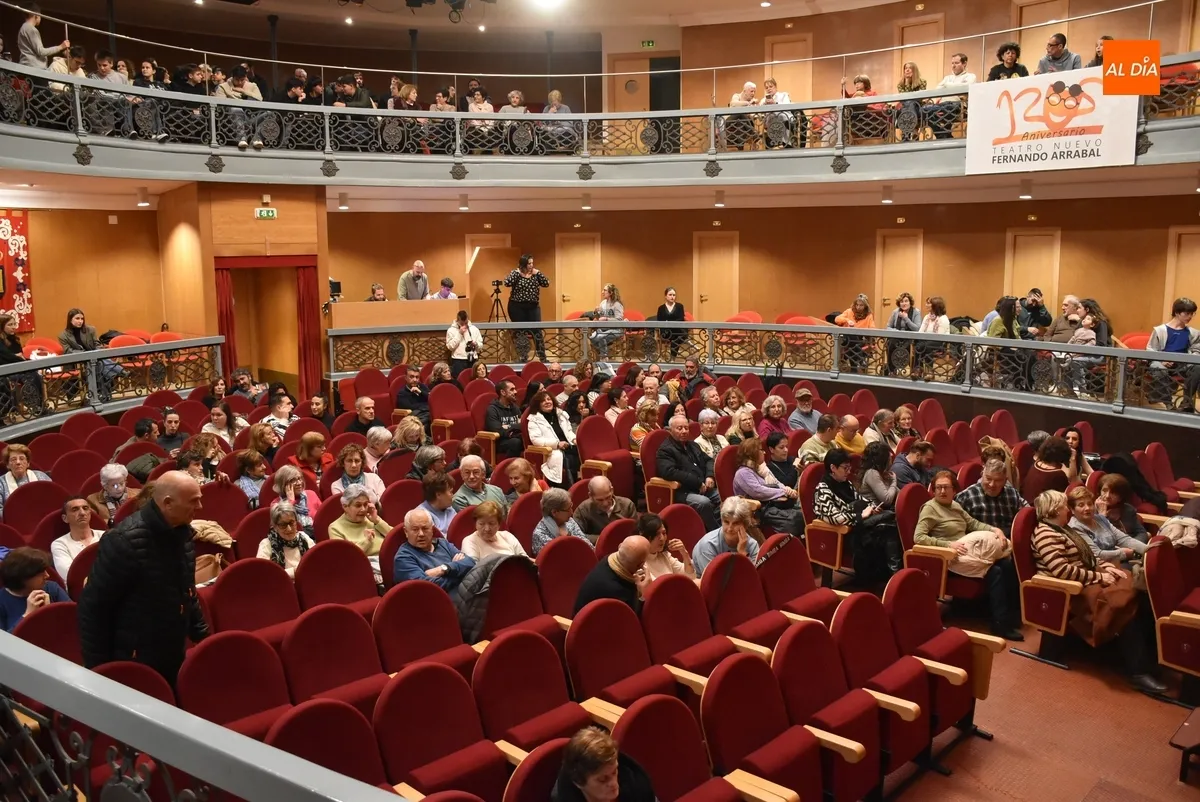 Foto 2 - Los alumnos del Taller de Teatro Intergeneracional encandilan con una docena de variados mon&oacute;logos