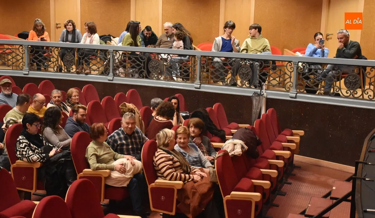 Foto 3 - Los alumnos del Taller de Teatro Intergeneracional encandilan con una docena de variados mon&oacute;logos