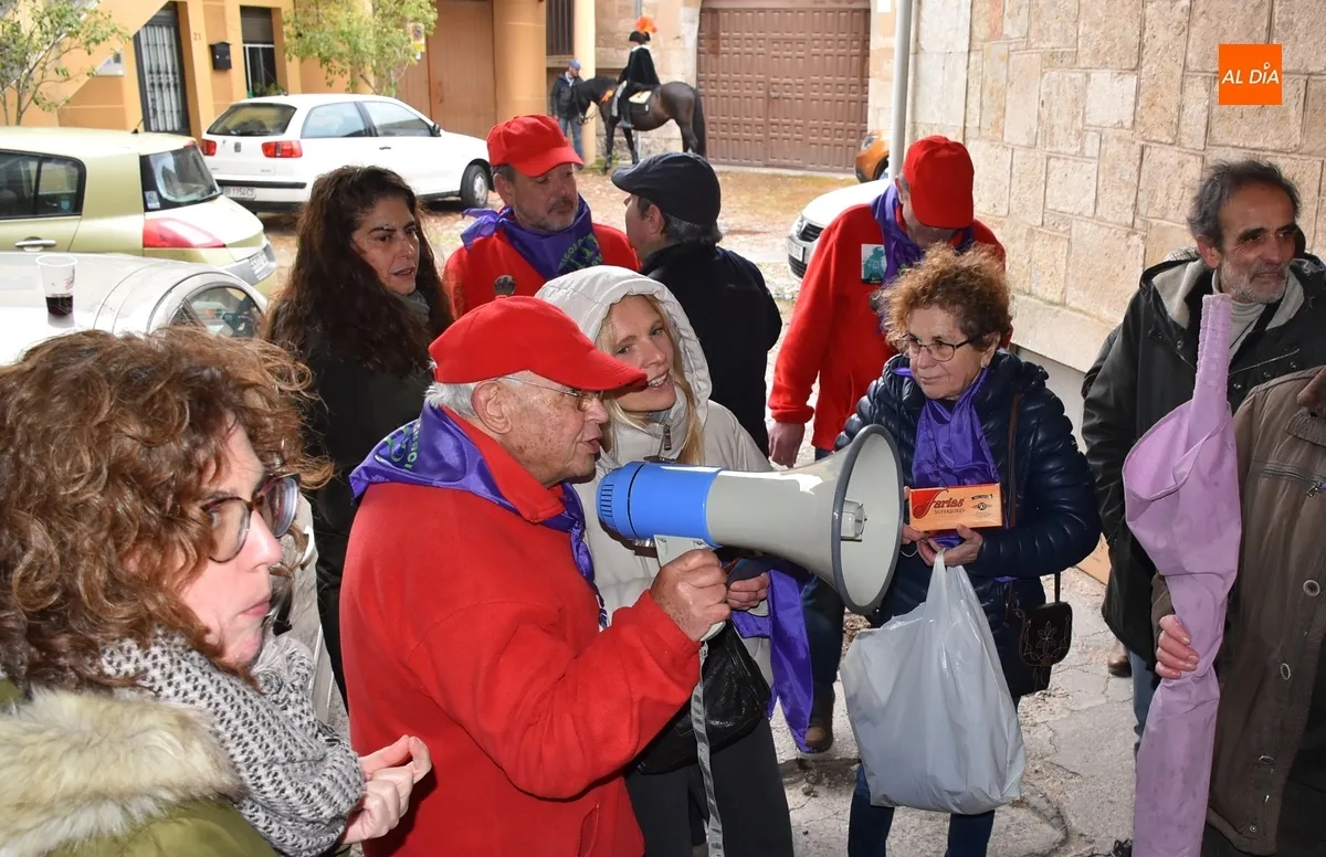 Foto 3 - Los Amigos del Alguacilillo recuerdan a Jos&eacute; Antonio M&aacute;rquez en su vitoreado pasacalles