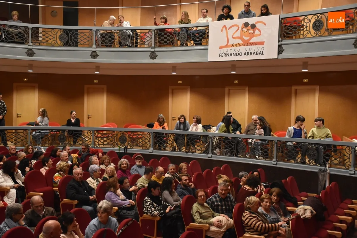 Foto 4 - Los alumnos del Taller de Teatro Intergeneracional encandilan con una docena de variados mon&oacute;logos