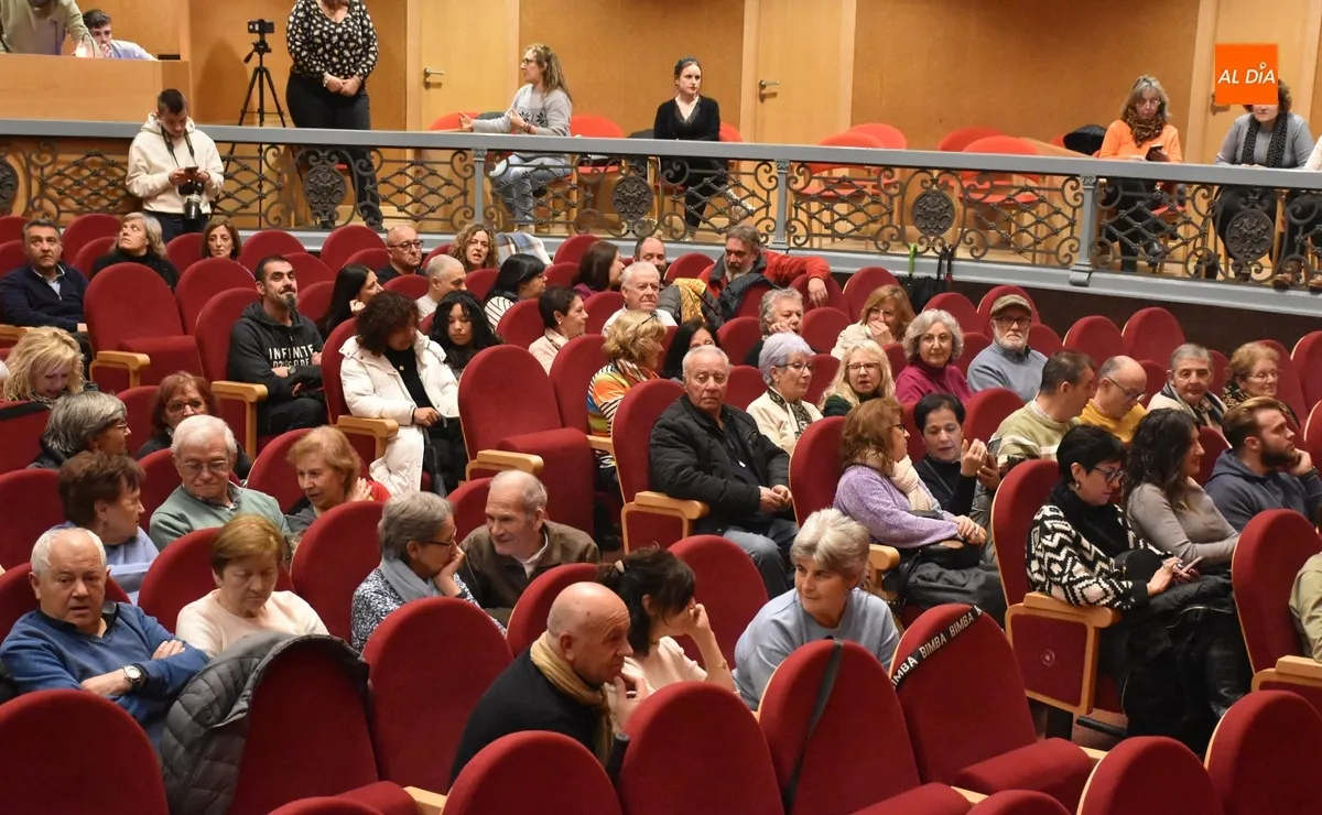 Foto 5 - Los alumnos del Taller de Teatro Intergeneracional encandilan con una docena de variados mon&oacute;logos