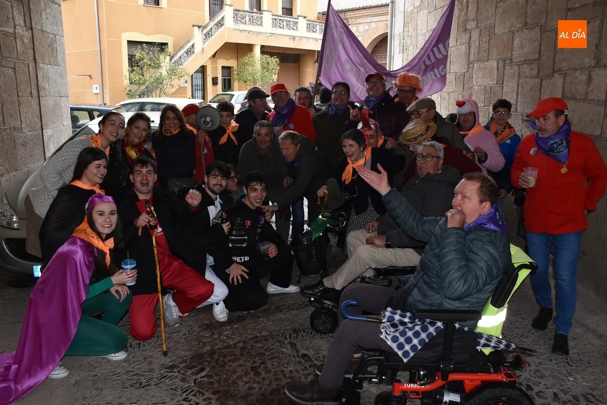 Foto 4 - Los Amigos del Alguacilillo recuerdan a Jos&eacute; Antonio M&aacute;rquez en su vitoreado pasacalles