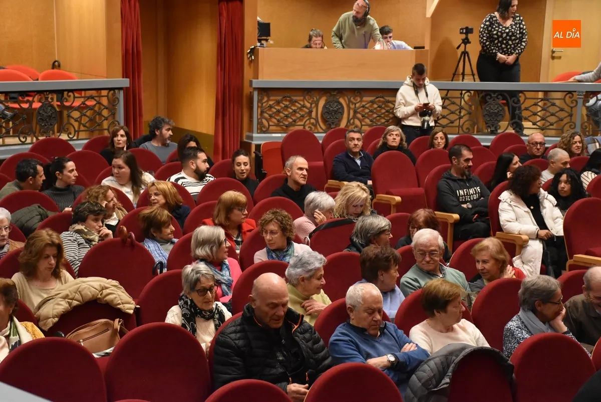 Foto 6 - Los alumnos del Taller de Teatro Intergeneracional encandilan con una docena de variados mon&oacute;logos