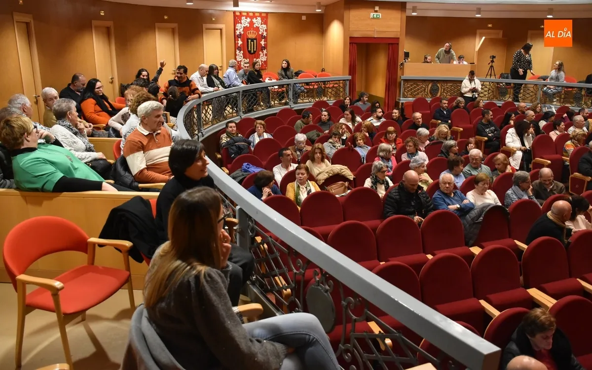 Foto 7 - Los alumnos del Taller de Teatro Intergeneracional encandilan con una docena de variados mon&oacute;logos