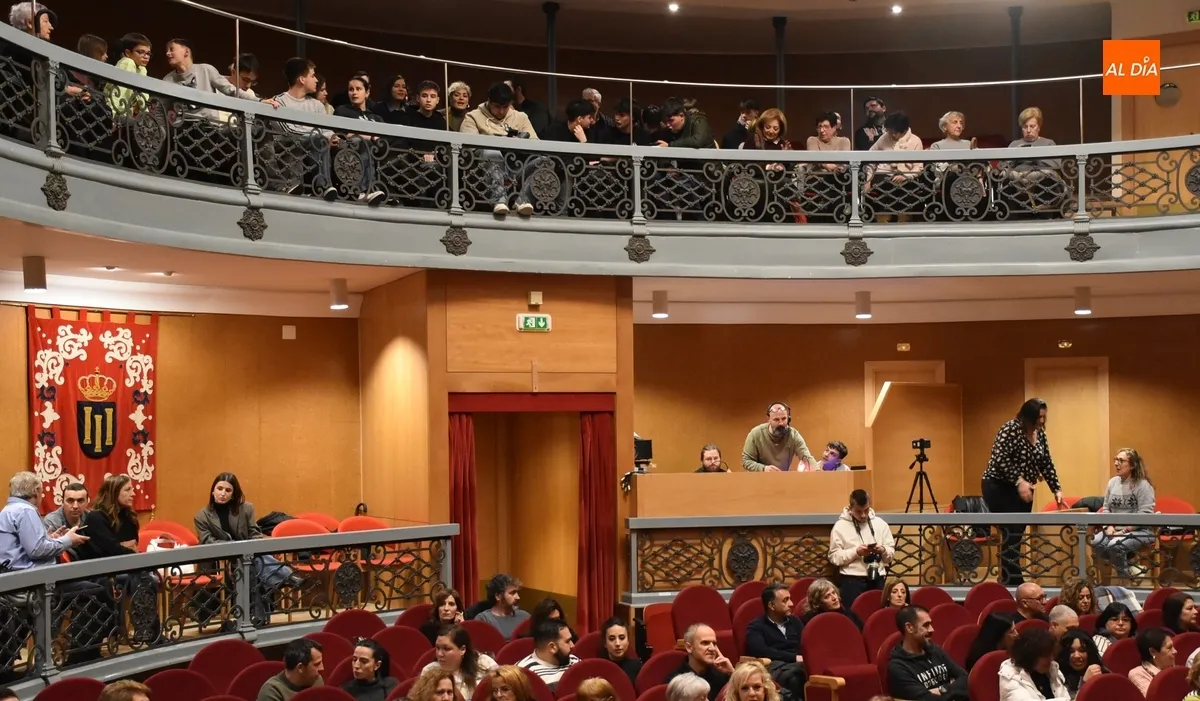 Foto 8 - Los alumnos del Taller de Teatro Intergeneracional encandilan con una docena de variados mon&oacute;logos